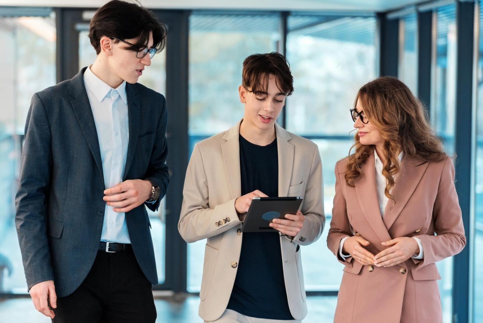 Consulente finanziario che utilizza tecnologie avanzate per l'analisi degli investimenti